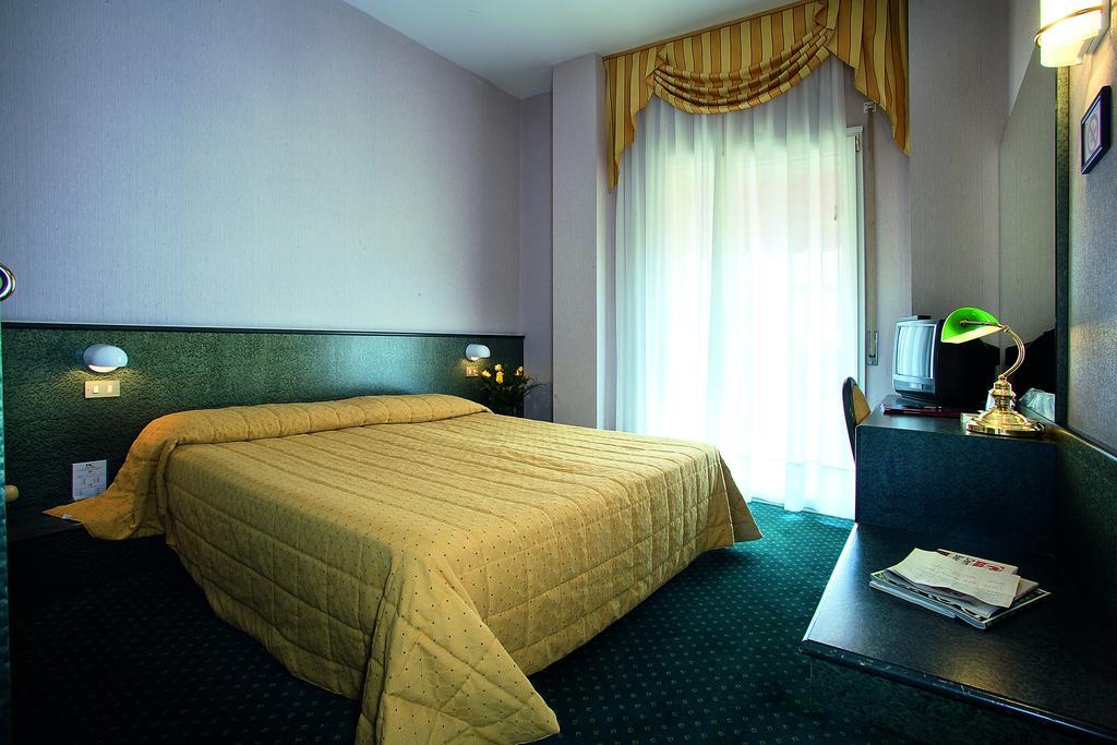 Hotel Capri Bardolino 3S Szoba fotó